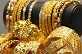 இலங்கையில் தங்கம் விலை 'மெகா' உயர்வு: அடகு வைத்த நகைகளை விற்க முண்டியடிக்கும் மக்கள்!